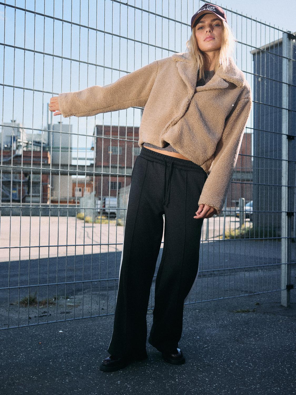 model_shot-creative